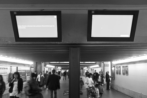 Infobildschirme im Bahnhof Biel