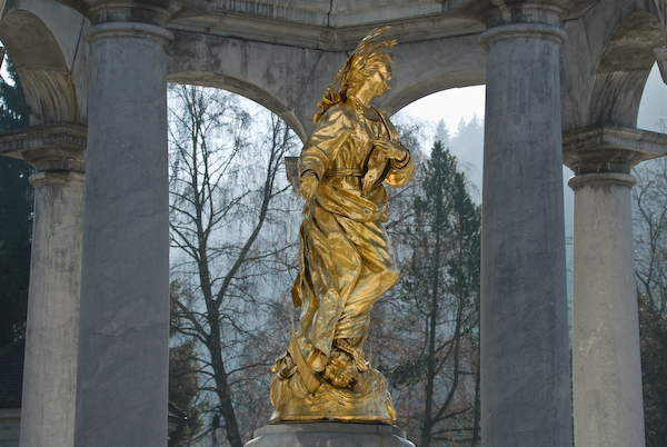 Engel beim Brunnen vor der Klosterkirche Einsiedeln